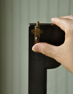 思わず一目ボレしてしまった美しさにうっとり。アンティーク　ガラス キャビネット