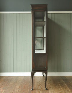 思わず一目ボレしてしまった美しさにうっとり。アンティーク　ガラス キャビネット