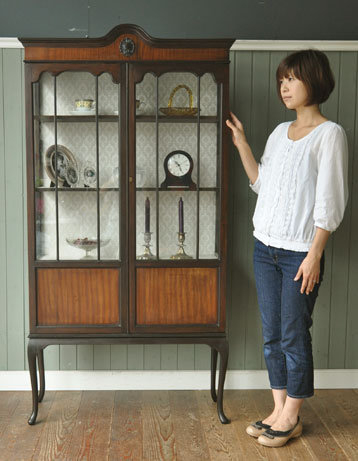 思わず一目ボレしてしまった美しさにうっとり。アンティーク　ガラス キャビネット