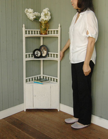 今日からコーナーが主役になる可愛いアンティーク コーナー キャビネット