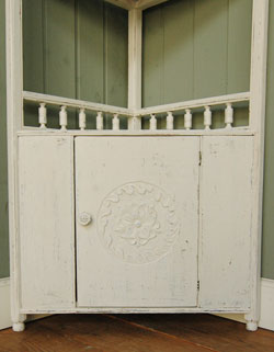 今日からコーナーが主役になる可愛いアンティーク コーナー キャビネット