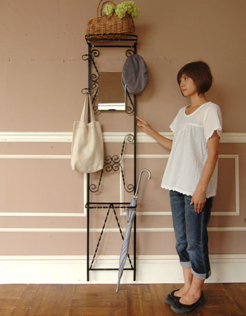 ミラーに傘、帽子・・・実用性たっぷり！小さめ玄関にもおすすめアンティーク