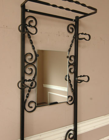 ミラーに傘、帽子・・・実用性たっぷり！小さめ玄関にもおすすめアンティーク