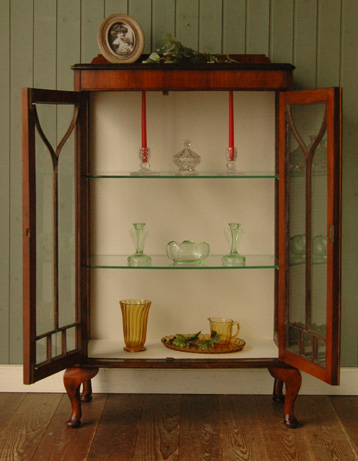 私のお家がギャラリーに変身！美しいガラスのキャビネット