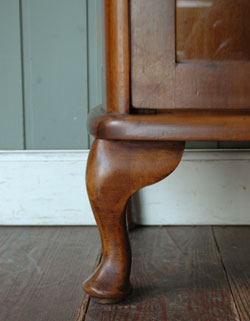 ガラスの美しさに見とれてしまうアンティーク ショーケース