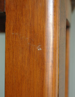 ガラスの美しさに見とれてしまうアンティーク ショーケース