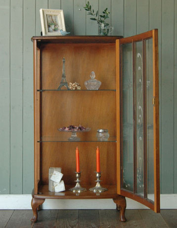 ガラスの美しさに見とれてしまうアンティーク ショーケース