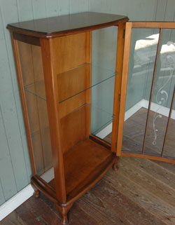 ガラスの美しさに見とれてしまうアンティーク ショーケース