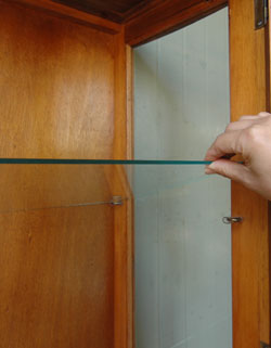 ガラスの美しさに見とれてしまうアンティーク ショーケース