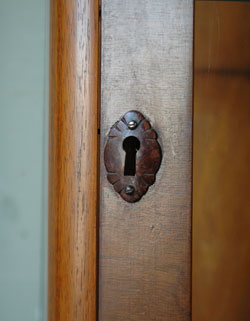 ガラスの美しさに見とれてしまうアンティーク ショーケース