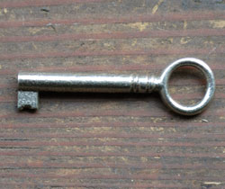 ガラスの美しさに見とれてしまうアンティーク ショーケース