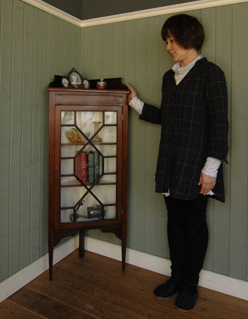 今日からコーナーが主役になる可愛いアンティーク コーナー キャビネット