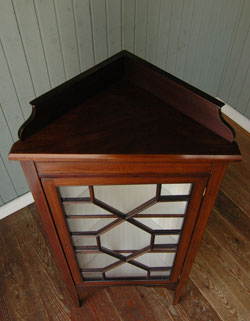 今日からコーナーが主役になる可愛いアンティーク コーナー キャビネット