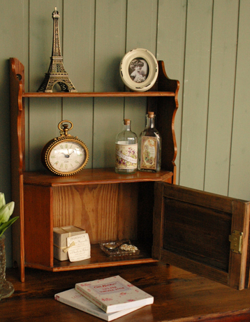 落ち着いた美しい雰囲気が魅力的
壁を彩るアンティーク ウォールキャビネット