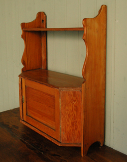 落ち着いた美しい雰囲気が魅力的
壁を彩るアンティーク ウォールキャビネット