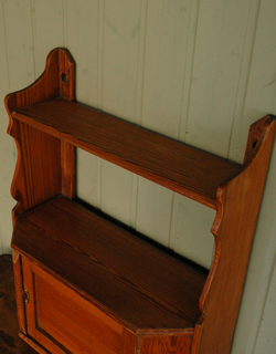 落ち着いた美しい雰囲気が魅力的
壁を彩るアンティーク ウォールキャビネット