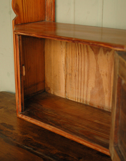 落ち着いた美しい雰囲気が魅力的
壁を彩るアンティーク ウォールキャビネット