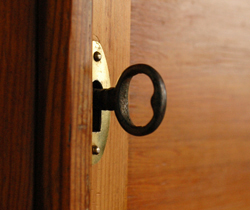 落ち着いた美しい雰囲気が魅力的
壁を彩るアンティーク ウォールキャビネット