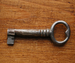 落ち着いた美しい雰囲気が魅力的
壁を彩るアンティーク ウォールキャビネット