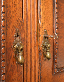 落ち着いた華やかさが美しい収納力抜群なアンティーク サイドボード