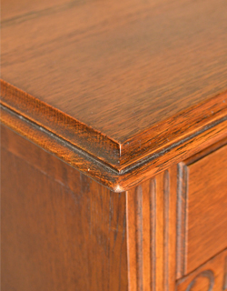 落ち着いた華やかさが美しい収納力抜群なアンティーク サイドボード