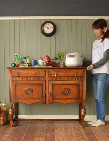 落ち着いた華やかさが美しい収納力抜群なアンティーク サイドボード