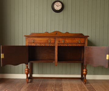 落ち着いた華やかさが美しい収納力抜群なアンティーク サイドボード