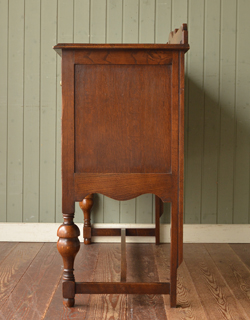 落ち着いた華やかさが美しい収納力抜群なアンティーク サイドボード