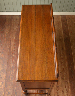 落ち着いた華やかさが美しい収納力抜群なアンティーク サイドボード