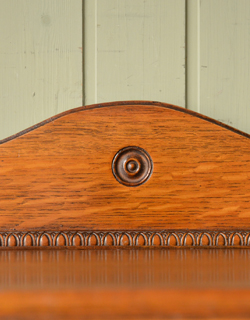 落ち着いた華やかさが美しい収納力抜群なアンティーク サイドボード