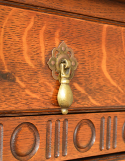 落ち着いた華やかさが美しい収納力抜群なアンティーク サイドボード