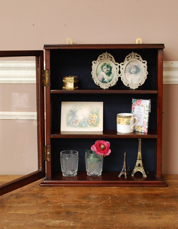 玄関の鍵置きに。キッチンで雑貨やスパイスケースに。リビングの飾りに・・・どこにあってもワクワクするインテリアです。(j-868-f) j-868-f アンティークのキャビネット