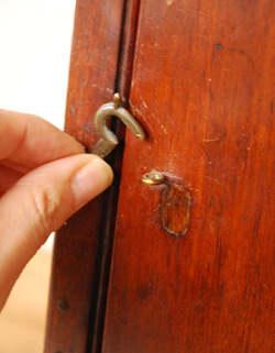 扉にはこのような金具が付いています。ドアストッパーになるので、安心です。(j-868-f) j-868-f アンティークのキャビネット