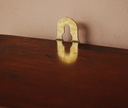 壁に固定できる金具が付いています。ネジに引っ掛けて固定してください。(ネジは付いていません)(j-868-f) j-868-f アンティークのキャビネット