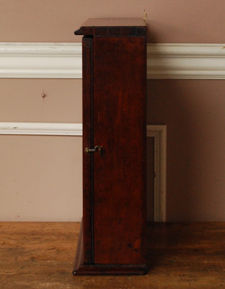 丈夫に作られているので、安心してお使いいただけます。(j-868-f) j-868-f アンティークのキャビネット