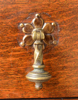 アンティークならではの重厚感のある取っ手です。オシャレなデザインです。(k-709-f) k-709-f アンティークドレッシングチェストの取っ手