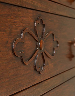 上品な装飾に見とれてしまいます。(k-709-f) k-709-f アンティークドレッシングチェストの装飾2