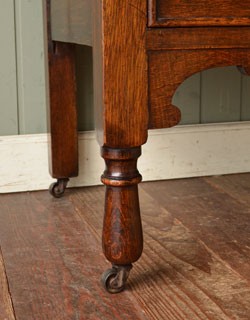 人気の彫りタイプのアンティークらしい脚です。しっかり支えています。脚先にはキャスターが付いています。(k-709-f) k-709-f アンティークドレッシングチェストの脚