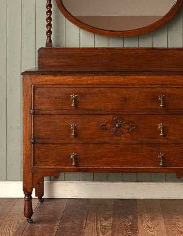 とても美しいオークの木目です。落ち着きと高級感があります。使えば使うほど味わいが増す優秀な木材です。(k-709-f) k-709-f アンティークドレッシングチェストのアップ