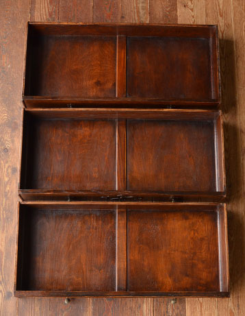 引き出しは3杯。中も美しい状態です。引き出しもキレイに修復してありますので、いろんなものを収納して下さい。(k-709-f) k-709-f アンティークドレッシングチェストの引き出し