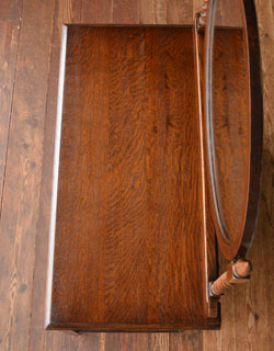 ピカピカの天板。お花やお気に入りの雑貨を飾るスペースにピッタリ!(k-709-f) k-709-f アンティークドレッシングチェストの天板