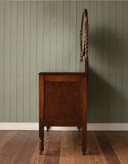 サイドから見ても絵になります。キチンとメンテナンスをしてお届けします。木製で丈夫なチェストです。(k-709-f) k-709-f アンティークドレッシングチェストの横から