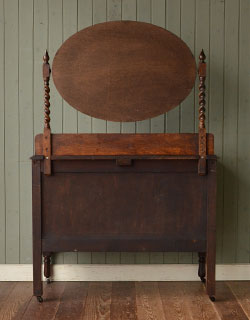 しっかりメンテナンスしてあるので、裏側もキレイな状態です。(k-709-f) k-709-f アンティークドレッシングチェストの後ろから