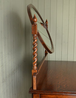 やっぱり肝心なのはミラー!アンティークなので、多少の汚れや傷はあります。ミラーは写真の傾きまで可動します。(k-709-f) k-709-f アンティークドレッシングチェストの鏡