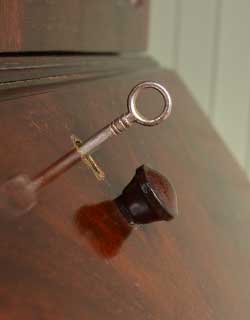 k-737k-f アンティークビューローブックケースの鍵穴２