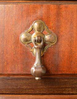 k-737k-f アンティークビューローブックケースの引き出し取っ手１