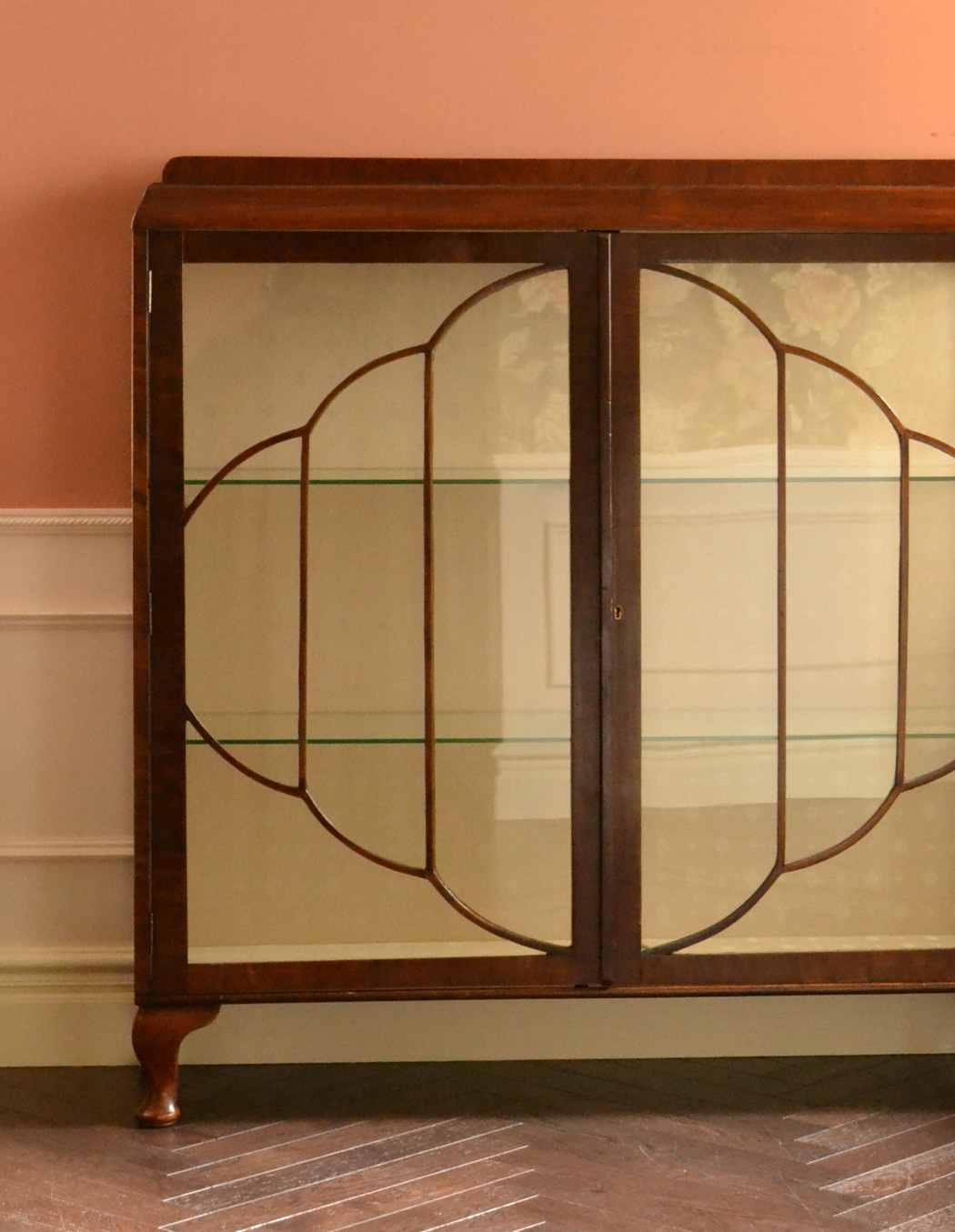 k-745-f アンティークガラスキャビネットのアップ