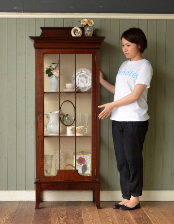 k-787-f アンティークガラスショーケースのモデル入り