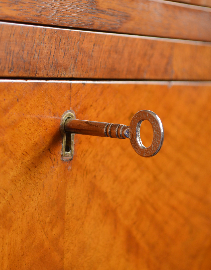 k-826-f アンティークキャビネットの鍵穴