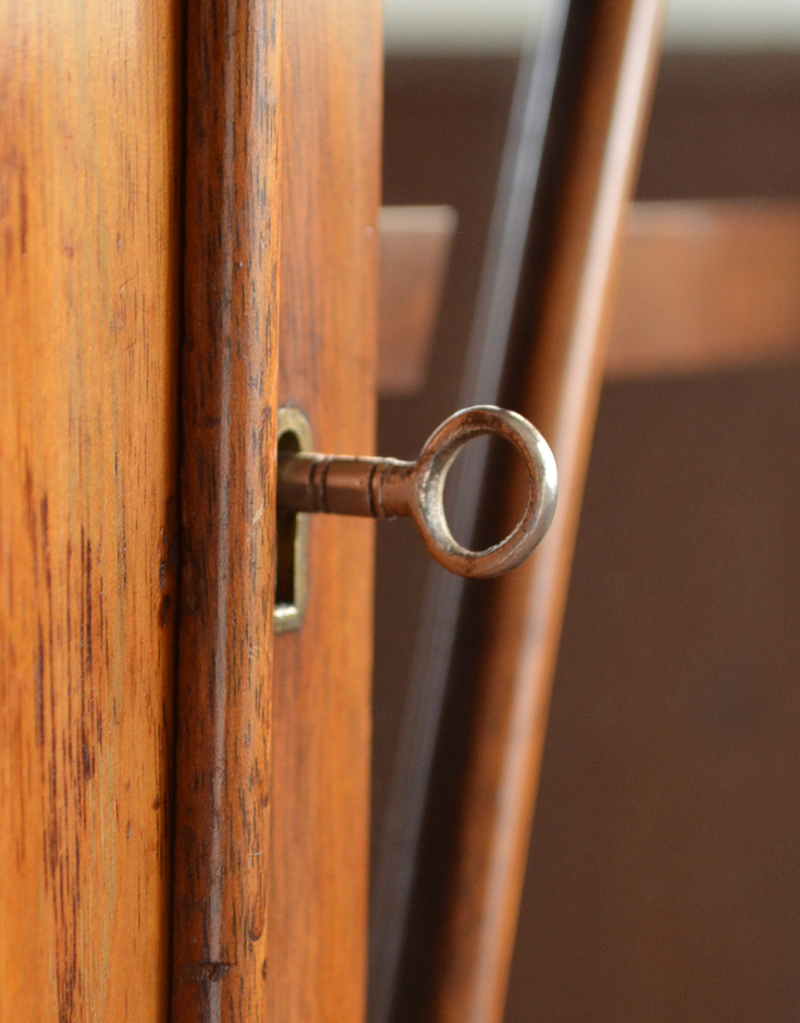 k-826-f アンティークキャビネットの鍵穴